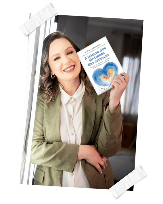 Marina Bernardi segurando o livro A Leitura dos Sintomas das Crianças